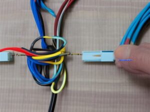 Jak podłączyć kable do skrzynek bezpiecznikowych